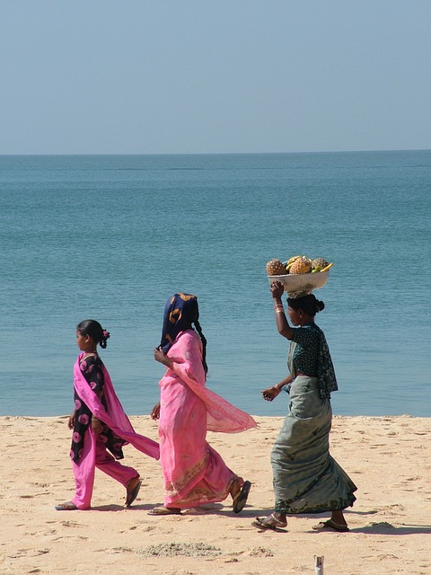 femme au bord de la plage à Goa